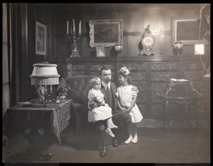 Clarence Mackay com seus filhos na biblioteca de Harbour Hill, em Roslyn, Long Island, c.1905 (impressão em gelatina de prata)
