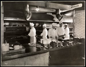 Cozinheiros na grelha na cozinha do Hotel Commodore, 1919 (impressão em gelatina de prata)