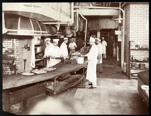 Cozinheiros trabalhando na cozinha do Waldorf Astoria Hotel na 34th Street e na 5th Avenue, Nova York, 1903 ou 1904 (impressão em gelatina prateada)