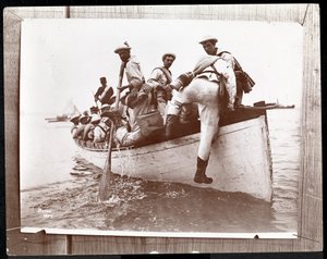 Copyphotograph de uma foto anterior das Reservas Navais na Ilha dos Pescadores, Nova York com um grupo de marinheiros em um barco a remo, 1898 (impressão de gelatina de prata)