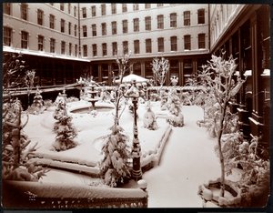 Pátio do Park Avenue Hotel, 1908 (impressão em gelatina prateada) de Byron Company