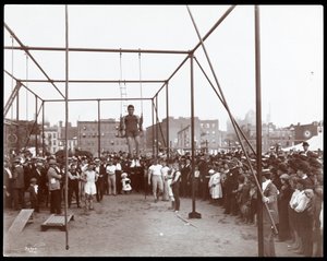 Multidão assistindo um ginasta no Hudson Bank Gymnasium e Playground, 53rd Street e 11th Avenue, Nova York, 1898 (impressão de gelatina de prata)