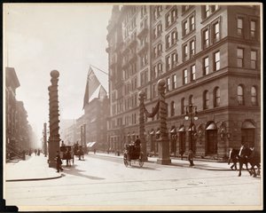 Decorações para o desfile de Dewey no Waldorf Astoria Hotel, 33rd Street e 5th Avenue, Nova York, 1899 (impressão em gelatina de prata) de Byron Company