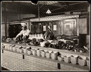 Exposição de carnes frias na cozinha do Commodore Hotel, 1919 (impressão em gelatina de prata) de Byron Company