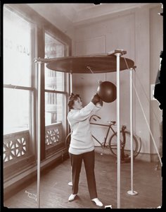 Edna Wallace Hopper acertando um saco de pancadas no Ginásio de Jack Cooper, Broadway e 37th Street, Nova York, 1899 (impressão em gelatina de prata)