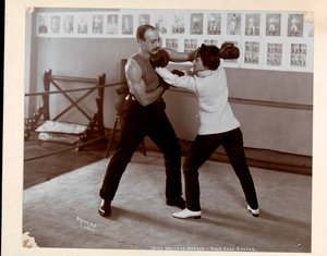 Edna Wallace Hopper posou em um ringue de boxe com Jack Cooper em seu ginásio na Broadway e 37th Street, Nova York, 1899 (impressão de gelatina de prata)