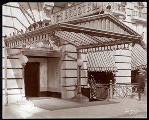 Entrada do Hotel Broztell, 3 East 27th Street, Nova York, 1906 (impressão em gelatina de prata) de Byron Company