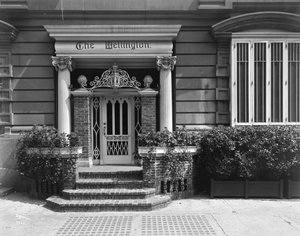 Entrada para o Hotel Wellington, 871 7th Avenue, Nova York, 1907 (impressão em gelatina de prata) de Byron Company