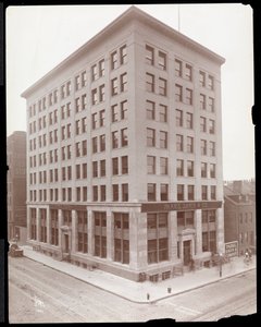 Vista exterior do Parke, edifício Davis und Co., ruas Hudson und Vestry, Nova Iorque, 1910 (impressão em gelatina prateada) de Byron Company