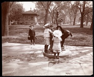 Cinco crianças brincando e bebendo na fonte em Madison Square, Nova York, 1901 (impressão de gelatina de prata)