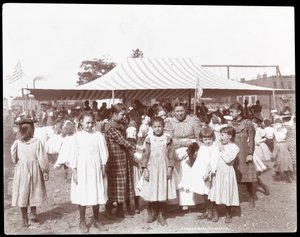 Grupo de meninas e uma mulher no Hudson Bank Gymnasium e Playground, 53rd Street e 11th Avenue, Nova York, 1898 (impressão em gelatina de prata)
