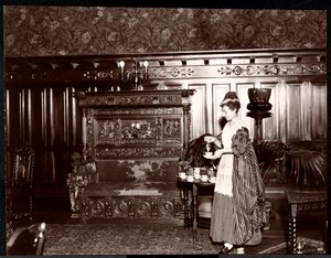 Convidado tomando chá no Hotel Marie Antoinette, 1895 ou 1896 (impressão em gelatina de prata)