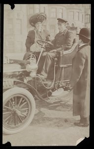 Hattie Williams sentada com o motorista em um dos primeiros automóveis de Nova York, Nova York, 1890-1910 (impressão de gelatina de prata) de Byron Company