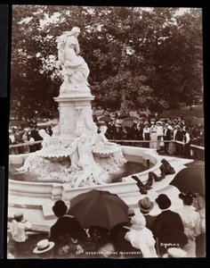Heinrich Heine monument (Fonte Lorelei) e a multidão presente na inauguração, Grand Concourse e 164th Street, The Bronx, Nova York, 1899 (impressão em gelatina de prata) de Byron Company