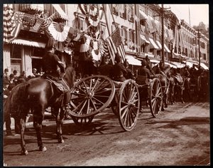 Artilharia Horsepulled em desfile em Dobbs Ferry, Nova York, 1898 (impressão de gelatina de prata)