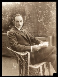 Howard Estabrook em um jardim, 1915-16 (impressão de gelatina de prata)