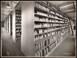 Vista interior, de, um, químico, armazenamento, sala, em, Parke, Davis, und, co, químicos, Hudson, und, Vestry, ruas, nova iorque, 1910, (silver, gelatin, print) de Byron Company