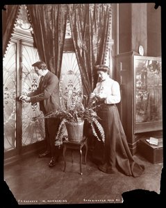 James K. Hackett e esposa (Mary Mannering) em casa, c.1902 (impressão de gelatina de prata)