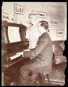 Kyrle Bellew e amigo ao piano em Bellew&39;s Home, 1908 (impressão em gelatina de prata)