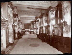 Lobby e balcão de registro no hotel Hoffman House, 1907 (impressão em gelatina prateada)