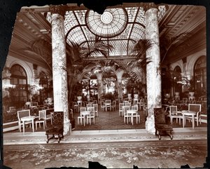 Lounge no Hotel Plaza, c.1907 (impressão em gelatina de prata) de Byron Company