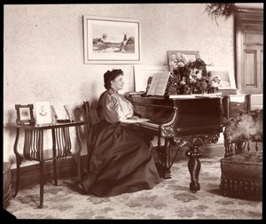 Madame Frances Saville at Home, 1895 (impressão em gelatina de prata)