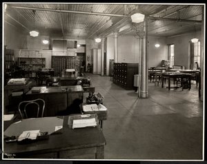 Escritório principal da lavanderia Carolyn na 111 East 129th Street, East Harlem, Nova York, 1929 (impressão em gelatina de prata) de Byron Company