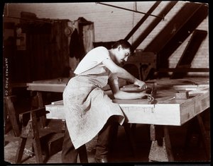 Homem trabalhando na Hardman, Peck und Co. fábrica de piano, Nova York, 1907 (impressão de gelatina de prata)