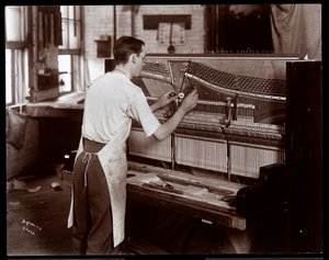 Homem trabalhando na Hardman, Peck und Co. fábrica de piano, Nova York, 1907 (impressão de gelatina de prata)