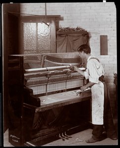 Homem trabalhando na Hardman, Peck und Co. fábrica de piano, Nova York, 1907 (impressão de gelatina de prata)
