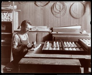 Homem trabalhando na Hardman, Peck und Co. fábrica de piano, Nova York, 1907 (impressão de gelatina de prata)