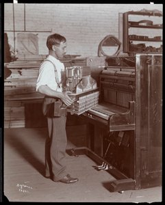Homem trabalhando na Hardman, Peck und Co. fábrica de piano, Nova York, 1907 (impressão de gelatina de prata)
