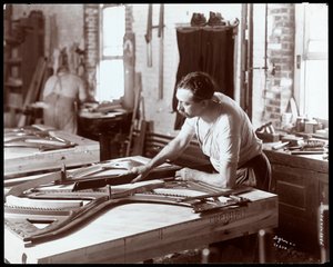 Homem trabalhando na Hardman, Peck und Co. fábrica de piano, Nova York, 1907 (impressão de gelatina de prata)