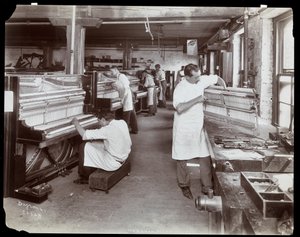 Homens que trabalham na fábrica de pianos Hardman, Peck und Co., Nova York, 1907 (impressão em gelatina de prata)