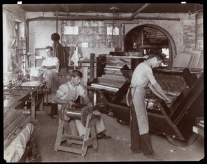 Homens que trabalham na fábrica de pianos Hardman, Peck und Co., Nova York, 1907 (impressão em gelatina de prata)