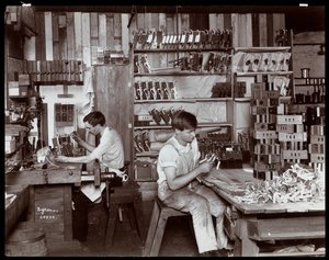 Homens que trabalham na fábrica de pianos Hardman, Peck und Co., Nova York, 1907 (impressão em gelatina de prata)
