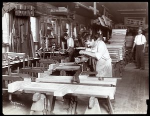 Homens que trabalham na fábrica de pianos Hardman, Peck und Co., Nova York, 1907 (impressão em gelatina de prata) de Byron Company