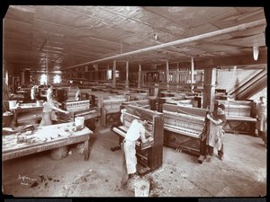 Homens trabalhando na fábrica Harrington Piano Co., 1907 (impressão em gelatina de prata)
