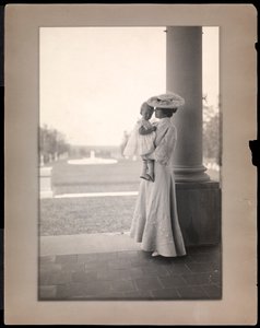 Sra Clarence Mackay e criança no pórtico de Harbour Hill, Long Island 1898-1910 (impressão de platina) de Byron Company