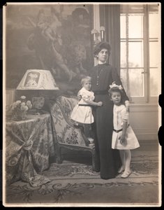 Sra. Clarence Mackay com seus filhos em Harbour Hill, Long Island, c.1905 (impressão em platina)