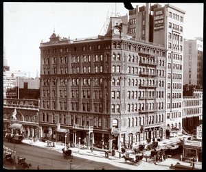 Canto nordeste do Hotel Cadillac na Broadway e 43rd Street, Nova York, 1907 (impressão de gelatina de prata) de Byron Company