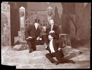 Oscar Hammerstein e outros dois no Manhattan Opera House, c.1905 (impressão em gelatina de prata)