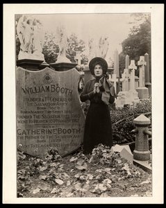 Retrato de Eva Booth no túmulo de seu pai, General William Booth, c.1915 (impressão de gelatina de prata)