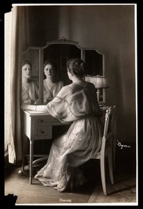 Retrato de Jobyna Howland sentada em sua penteadeira, 1908-9 (impressão de gelatina de prata)