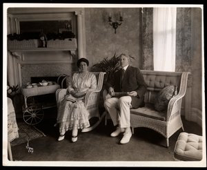 Retrato do Sr. und Mrs. Howard sentado posou em uma sala de estar em sua casa em 200 5th Avenue, Nova York, 1916-6 (impressão de gelatina de prata)