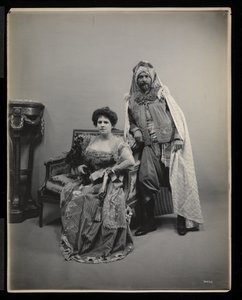 Retrato de um homem não identificado e mulher no James Hazen Hyde Ball, Nova Iorque, 31 de janeiro de 1905 (impressão de gelatina de prata)