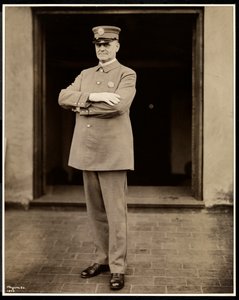 Retrato do policial mais alto do Hotel Commodore, 1922 (impressão em gelatina de prata)