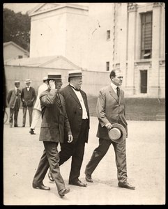 Presidente William Howard Taft com o professor Arthur Twining Hadley da Universidade de Yale e outro homem, 1900-20 (impressão em gelatina de prata)
