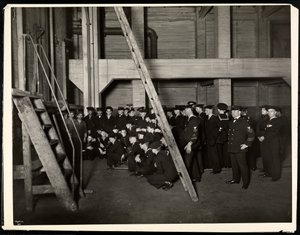 Marinheiros do USS &39;Maryland&39; inspecionando o forno em uma excursão pelo Hotel Commodore, 1922 (impressão em gelatina de prata)
