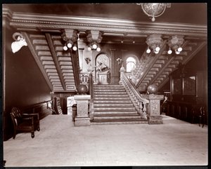 Escada no Park Avenue Hotel, 1901 ou 1902 (impressão em gelatina de prata) de Byron Company